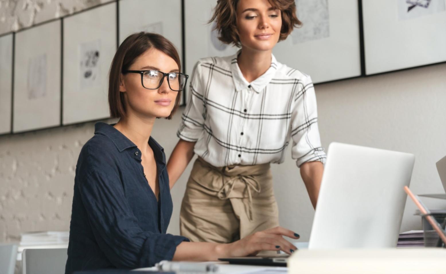 Finanzplanung Arbeitsunterlagen mit Taschenrechner und Dokumenten