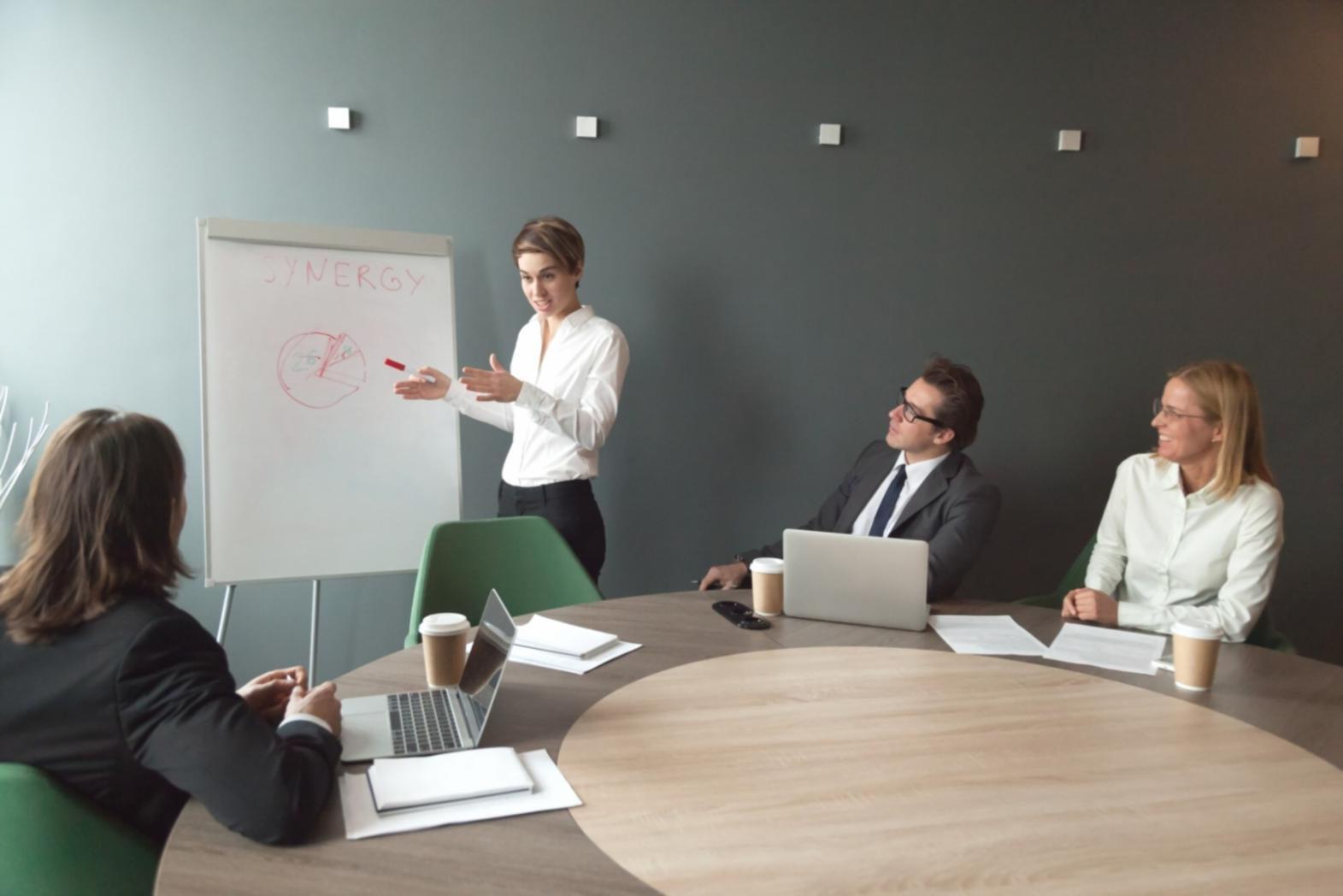 Studierende bei der Arbeit an Finanzprojekten